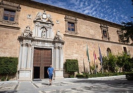 Fachada del Hospital Real, sede la Universidad de Granada fundada por Carlos V.
