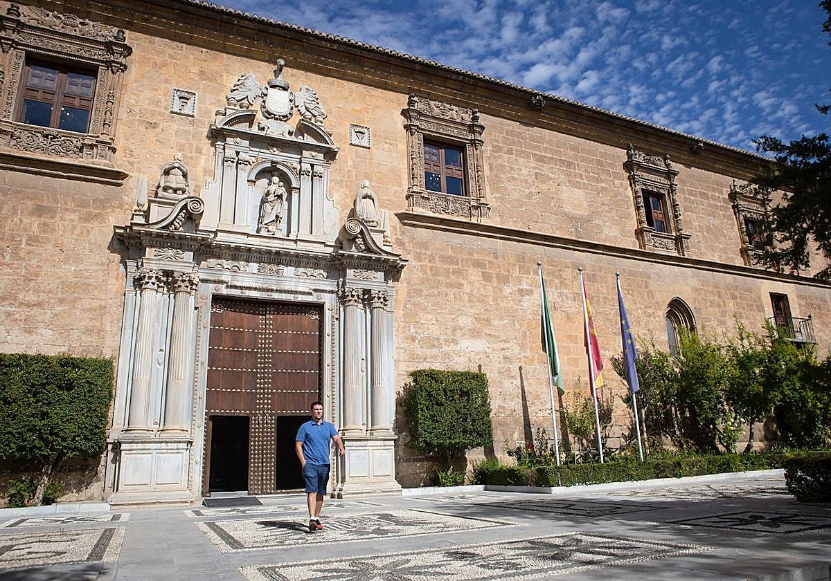 Fachada del Hospital Real, sede la Universidad de Granada fundada por Carlos V.