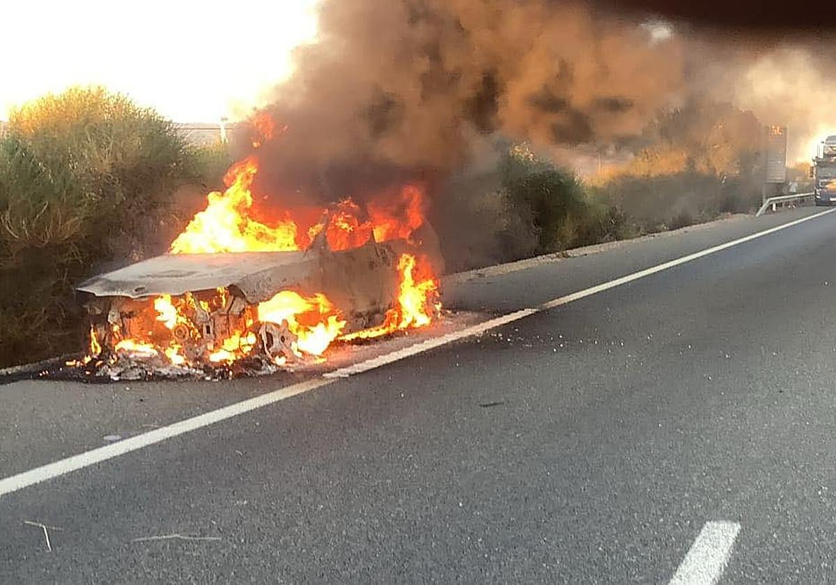 Coche en llamas en Dólar.