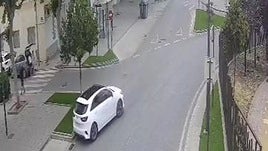 Entra en sentido contrario en una rotonda para aparcar .