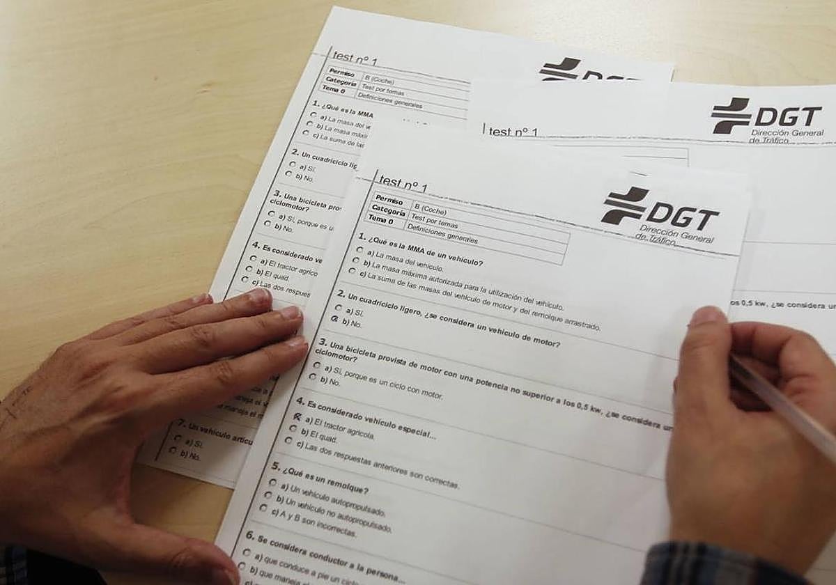 Pillan a tres andaluces copiando en el examen teórico de conducir.