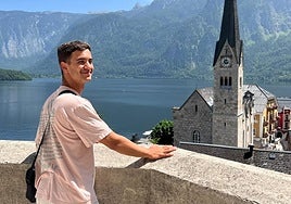 Félix Denk, en Hallstatt (Austria) el pasado mes de junio, con la iglesia de la Asunción y el lago al fondo.