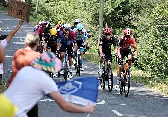 Carlos Rodríguez lidera la fuga durante un tramo de la etapa.