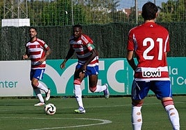 Martin Hongla conduce un balón como capitán durante el amistoso con el Orlando Pirates.