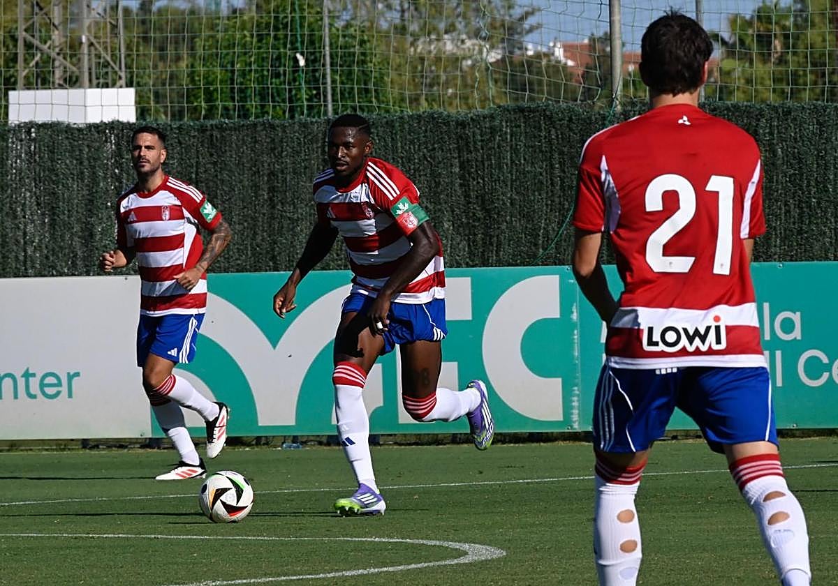 Martin Hongla conduce un balón como capitán durante el amistoso con el Orlando Pirates.
