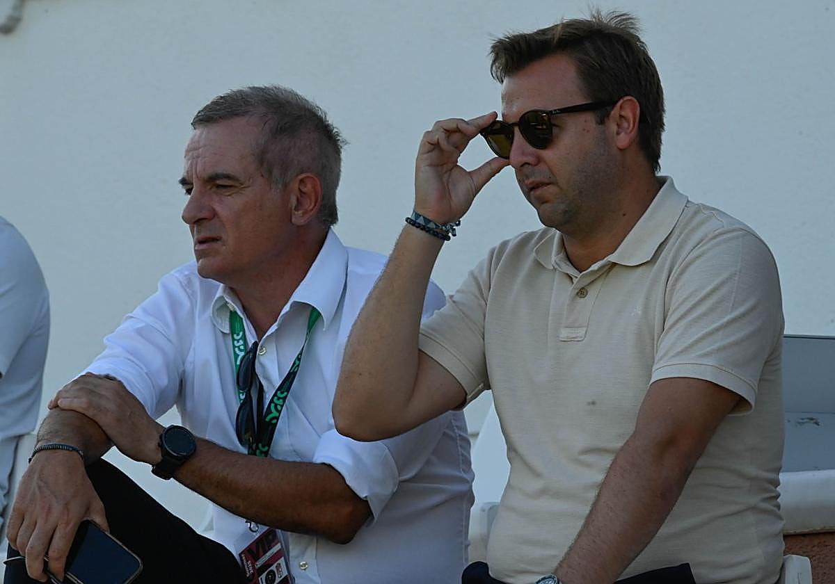 Los secretarios técnicos del Granada, Miguel Melgar y Javier Alonso, juntos durante el amistoso en Marbella.