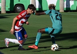 Pablo Sáenz tira un caño a un futbolista del Orlando Pirates.
