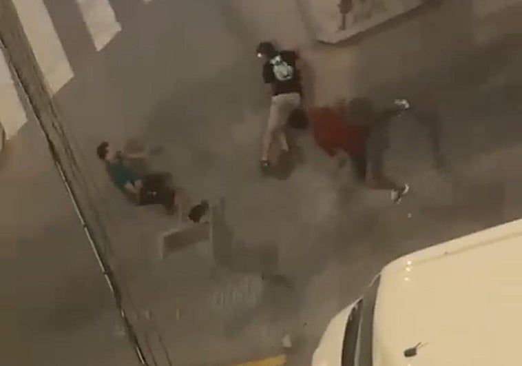 Imagen de la pelea registrada durante la madrugada del domingo.