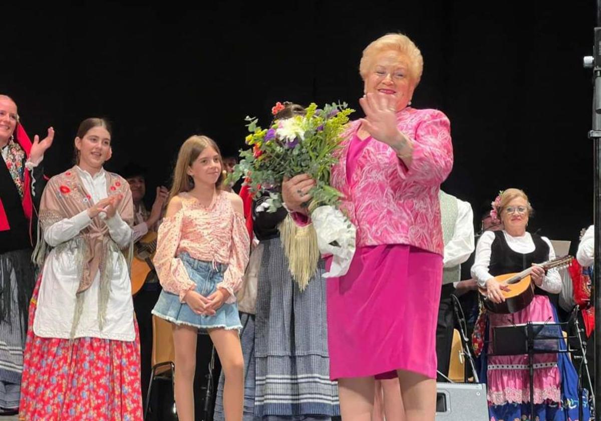 Pilar Sicilia recogiendo el premio de Honor de la Federación Nacional de Asociaciones de Coros y Danzas en el Darymelia.