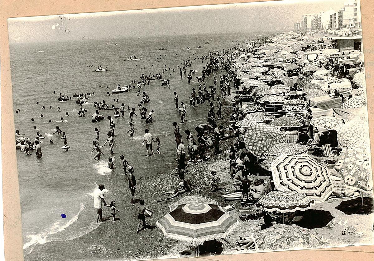 Vista de la playa de Torrenueva en los años 80.
