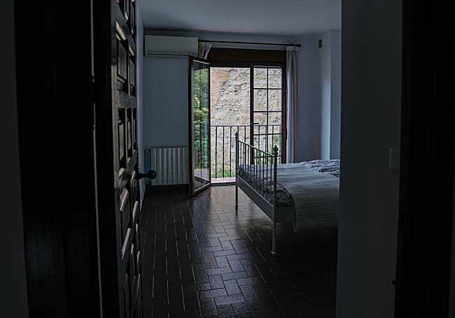 Dormitorio de la vivienda con vistas a la muralla y al Albaicín