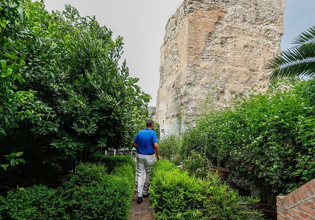 Patio de la casa del Callejón de San Cecilio atravesado por un lienzo de muralla