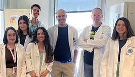 Los investigadores principales del estudio, en el Centro de Investigación Biomédica (CIBM) de la UGR. De izquierda a derecha: Amada Puerto Moya, Míriam Santos Caballero, M. Ángel Huerta Martínez, María Robles Funes, Rafael González Cano, Enrique J. Cobos del Moral y M. Carmen Ruiz Cantero.