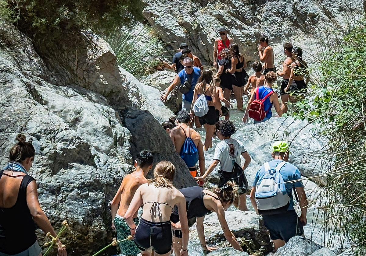 Imagen principal - Senderistas en diversos puntos de la ruta de los Bolos.
