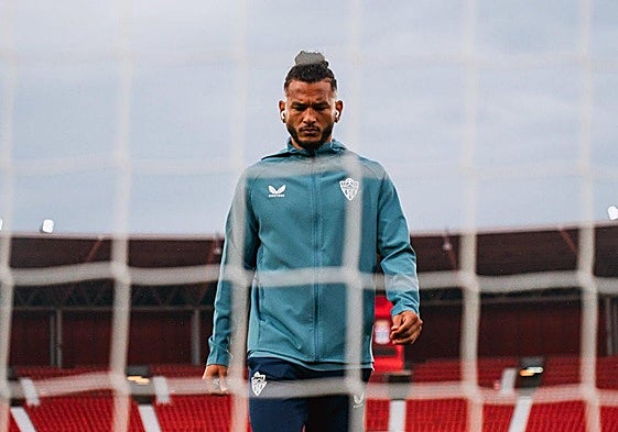 Luis Suárez concentrado antes de un partido con el Almería