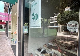 Escaparate de un establecimiento adherido a la campaña.