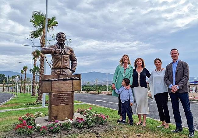 Los hijos del fundador, Ana, Rosa, Elisa, Damián y el nieto, que se llama también Damián, en la escultura en honor al fundador.