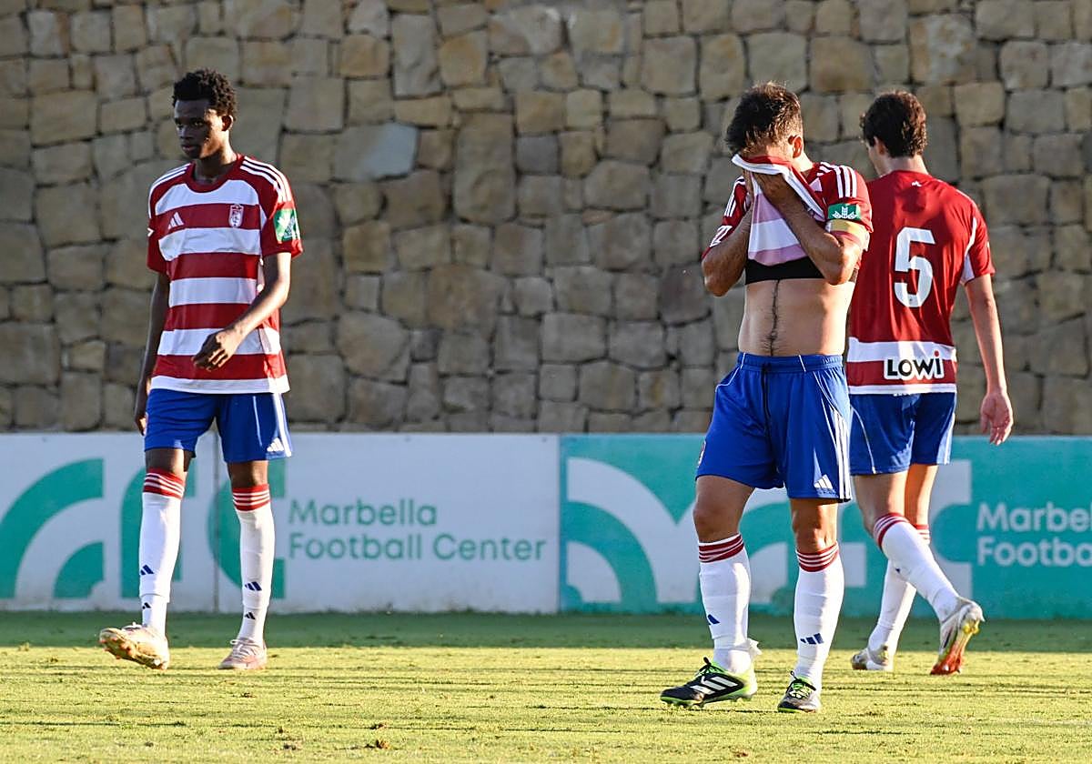Manu Trigueros se seca el sudor de la cara con la camiseta tras uno de los goles del Orlando Pirates.