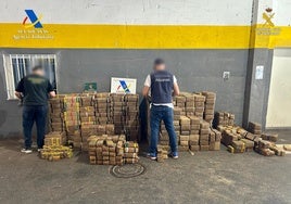Incautan en Motril más de 2.800 kilos de hachís ocultos en los bajos del contenedor de un camión.