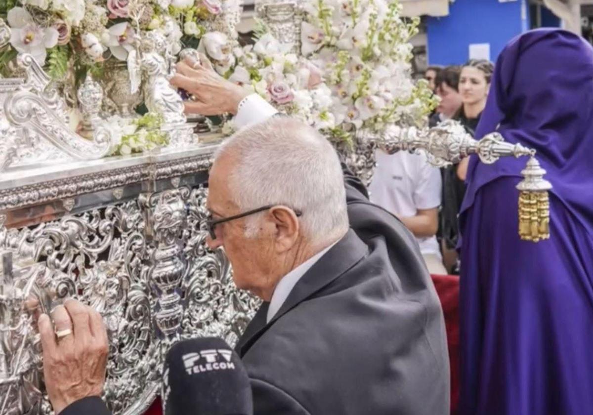 Paco Carrasco con el martillo del paso de palio de la Caridad