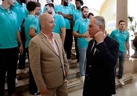 Pedro Fernández (i), junto al alcalde de Sevilla.