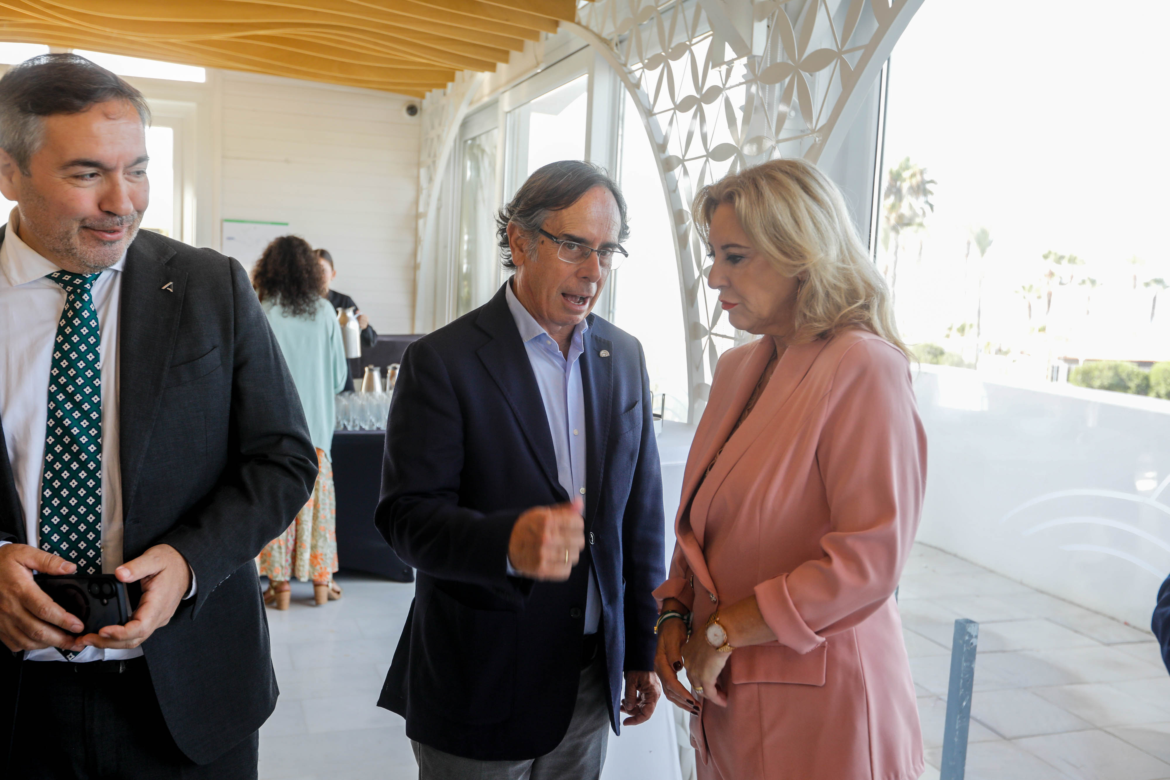 Las imágenes del desayuno informativo con la consejera Carolina España