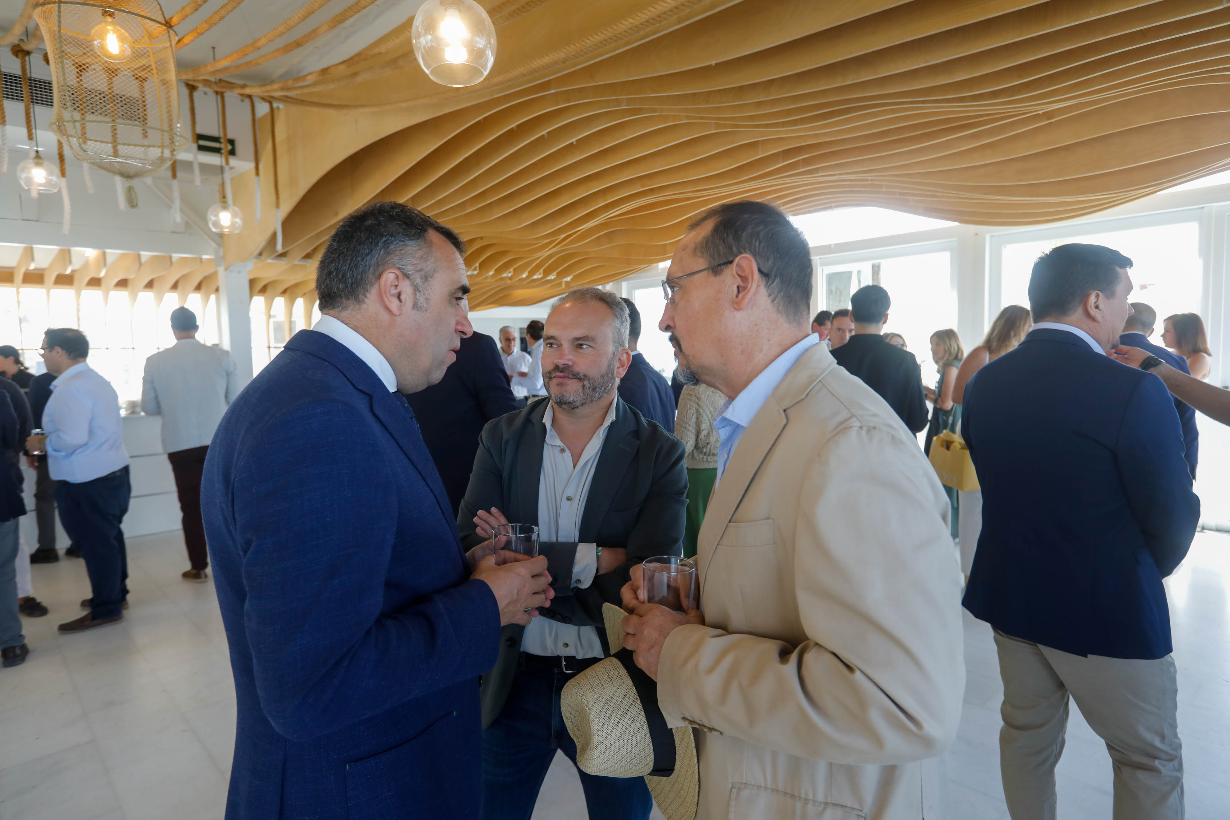 Las imágenes del desayuno informativo con la consejera Carolina España