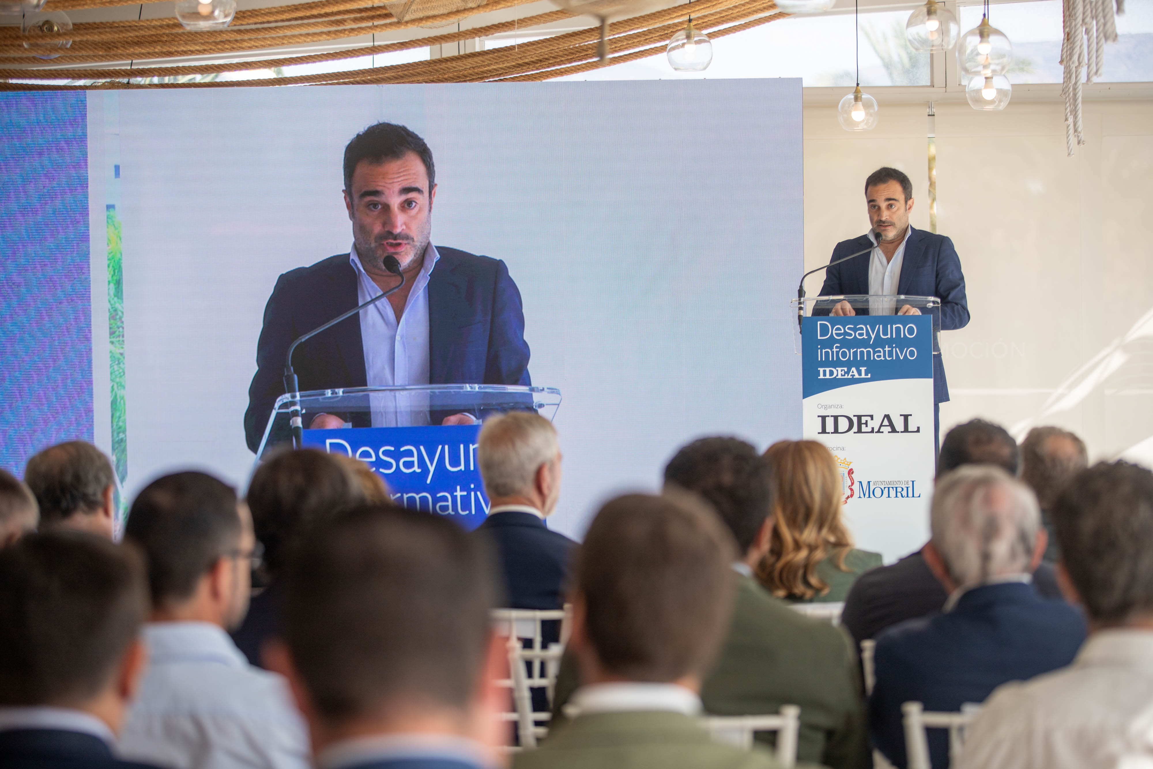 Las imágenes del desayuno informativo con la consejera Carolina España