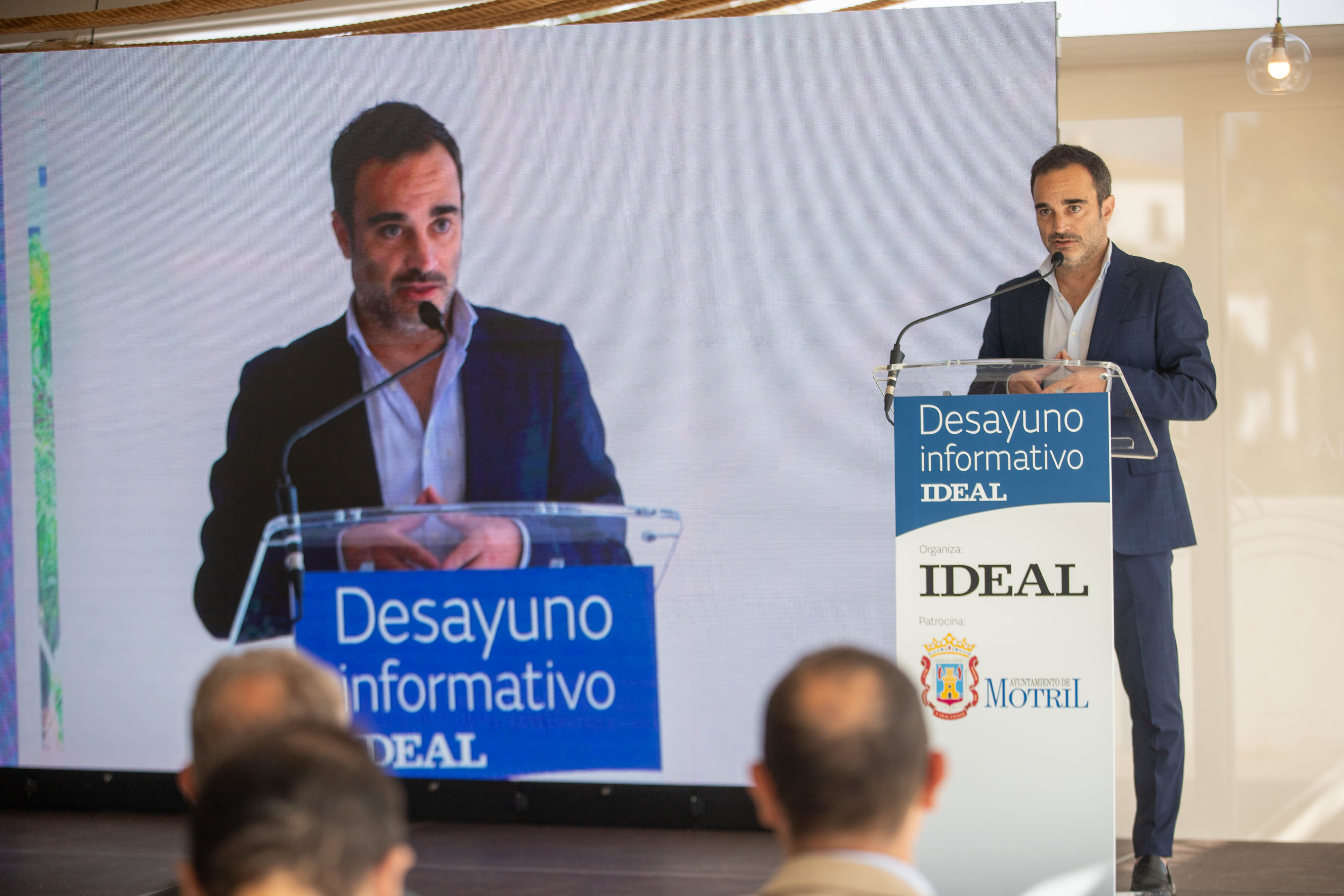 Las imágenes del desayuno informativo con la consejera Carolina España