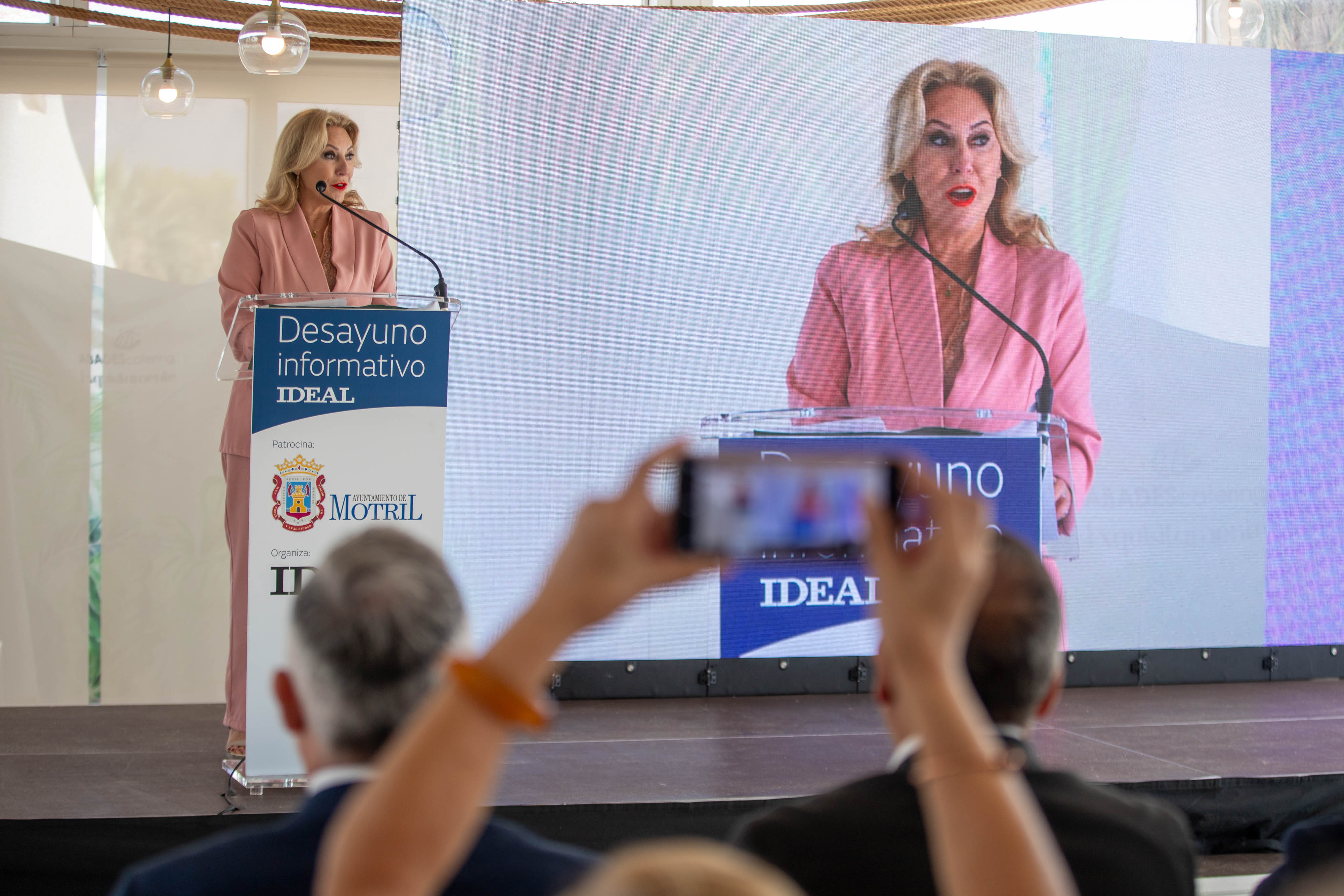 Las imágenes del desayuno informativo con la consejera Carolina España