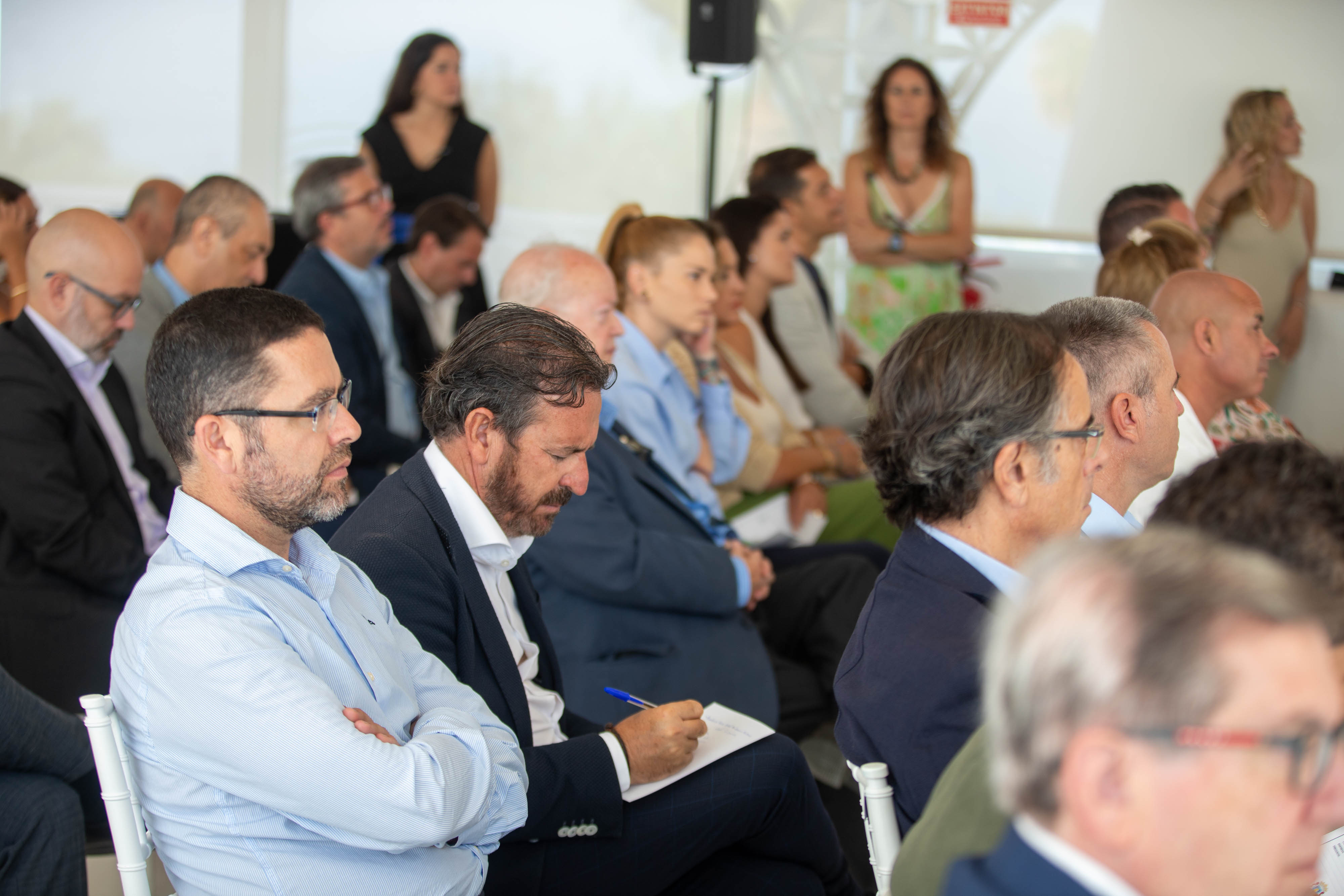 Las imágenes del desayuno informativo con la consejera Carolina España