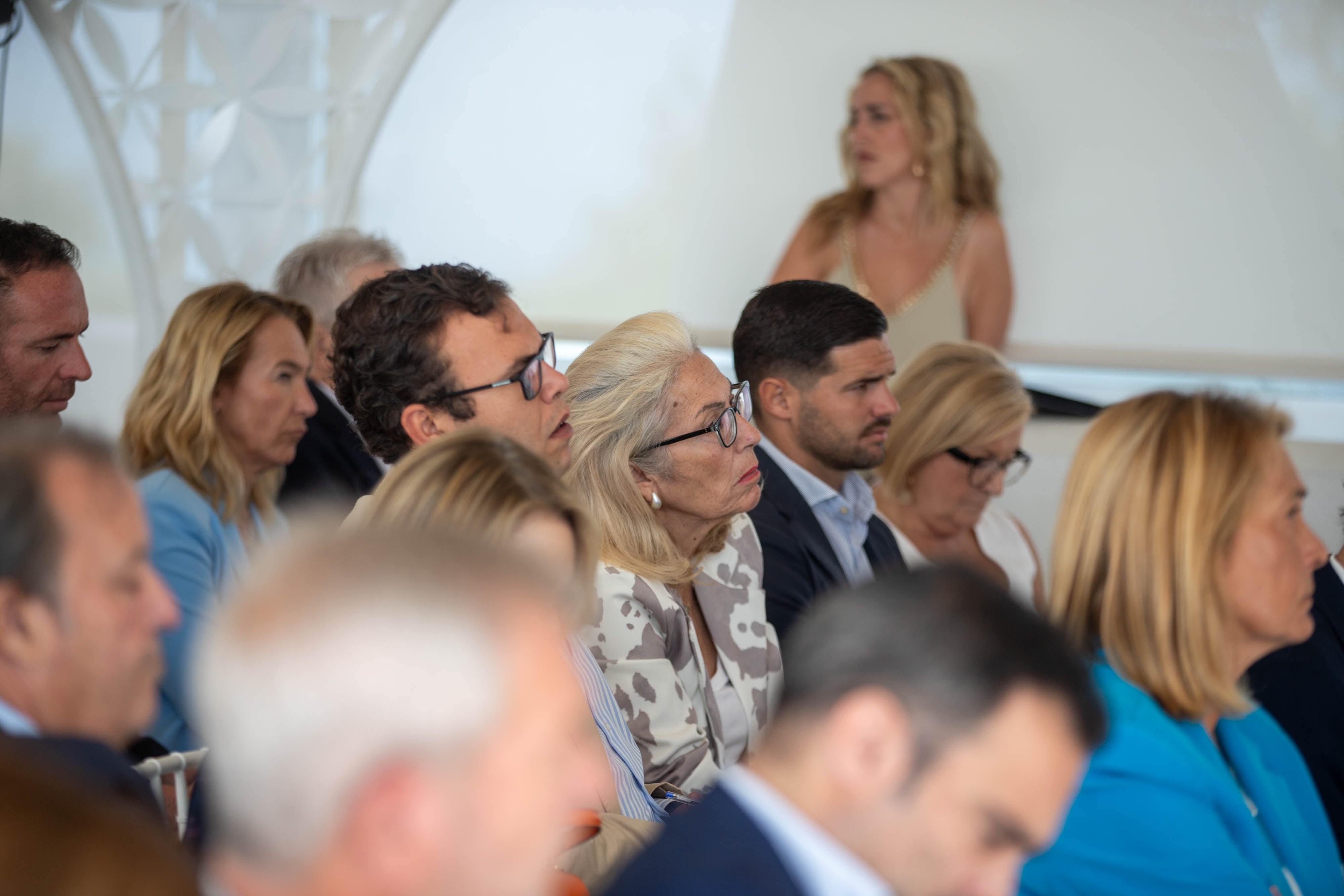 Las imágenes del desayuno informativo con la consejera Carolina España