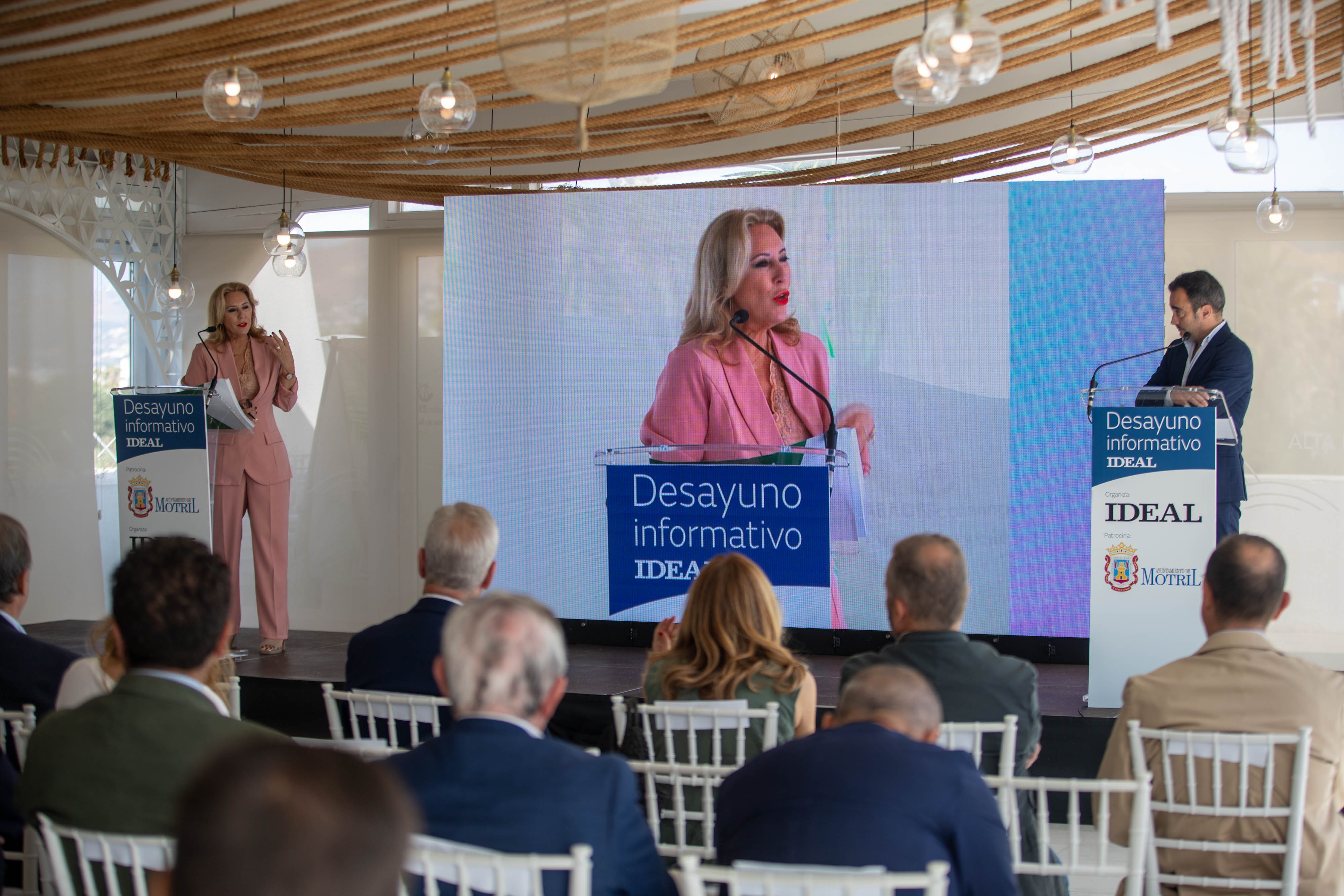 Las imágenes del desayuno informativo con la consejera Carolina España