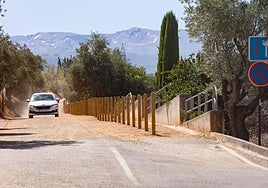 Un vehículo desciende por el tramo arreglado de la pista que lleva al Llano de la Perdiz, a la altura del cementerio de San José.