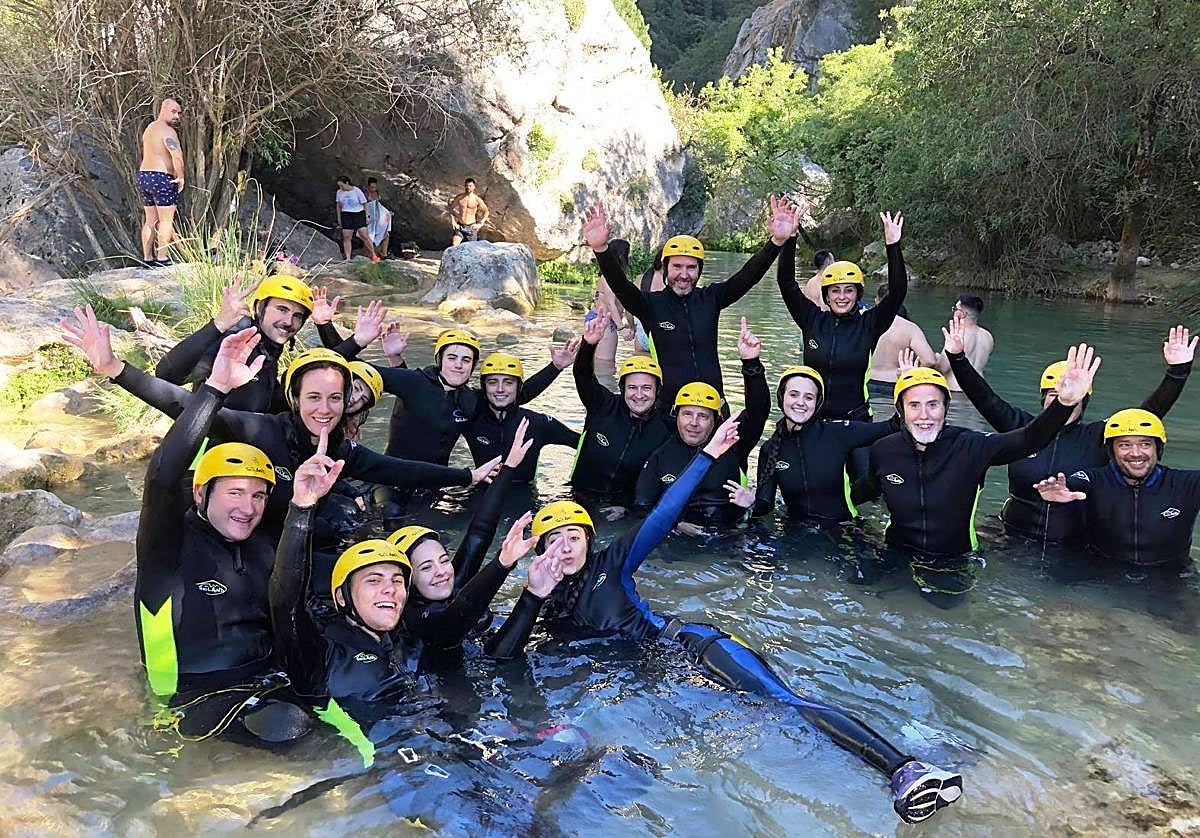Jóvenes participantes en la actividad de barranquismo.