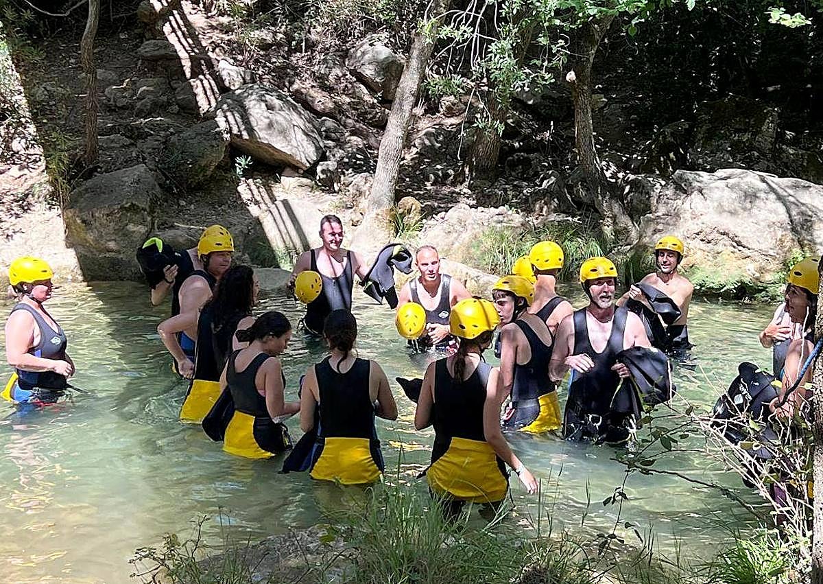 Imagen secundaria 1 - &#039;Navegando por Jaén&#039; inicia a los jóvenes del Condado en el barranquismo