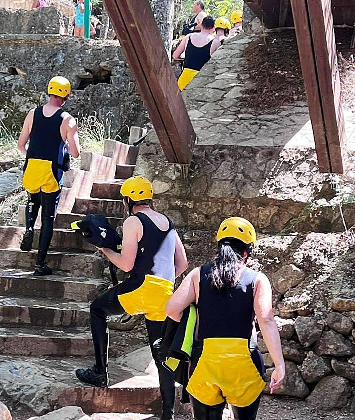 Imagen secundaria 2 - &#039;Navegando por Jaén&#039; inicia a los jóvenes del Condado en el barranquismo