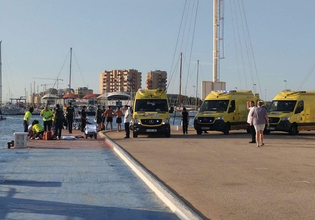 Servicios de Emergencias atendiendo a los heridos en el puerto Tomás Maestre.