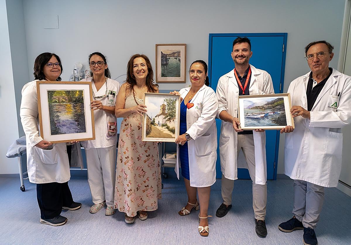 Natalia entrega la colección al equipo sanitario