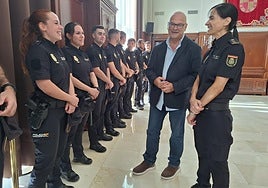 Manuel Fernández y Layla Dris dan la bienvenida a los agentes.