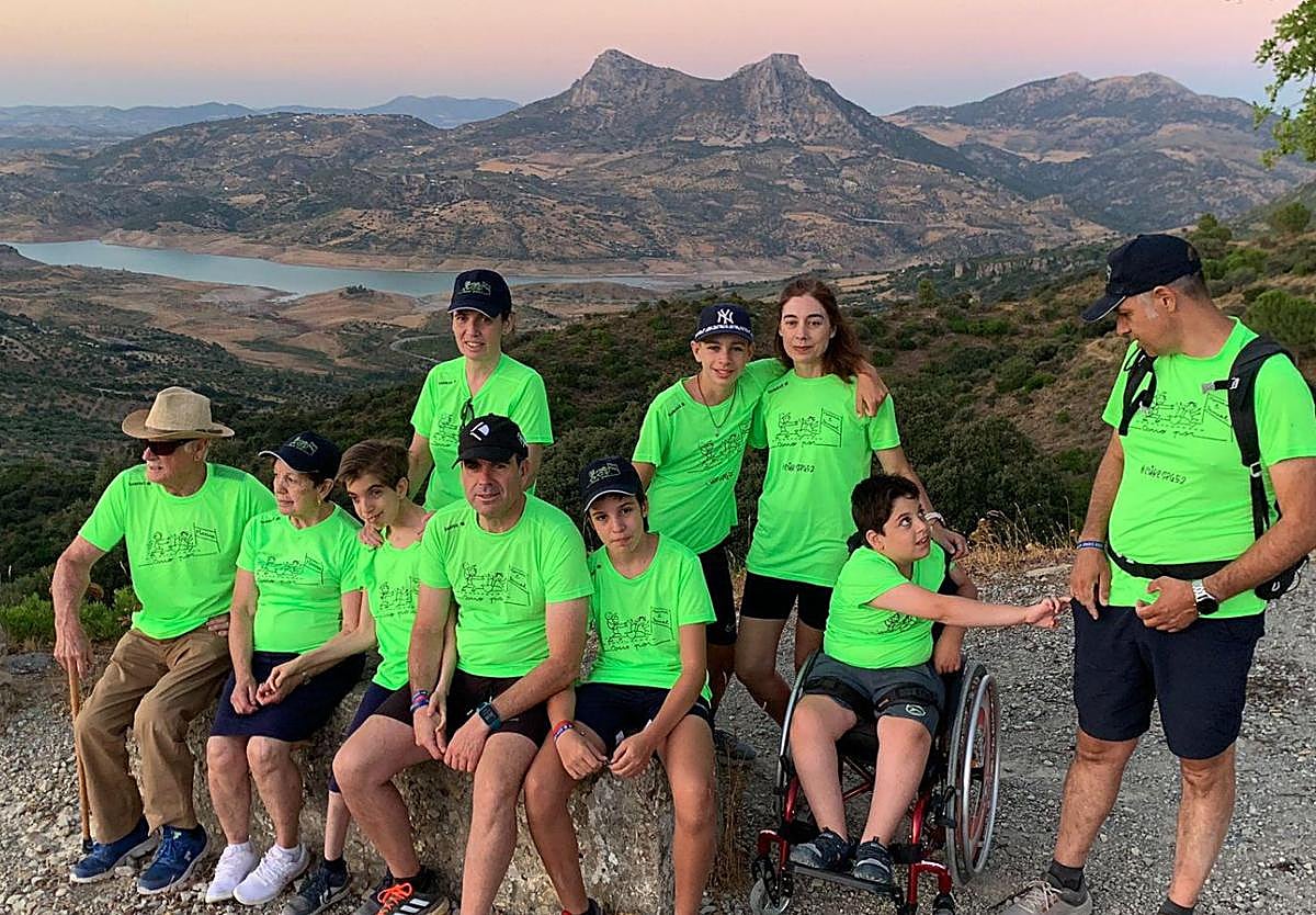 Parte de la familia, Samuel y Marina, en uno de sus paseos por la montaña.