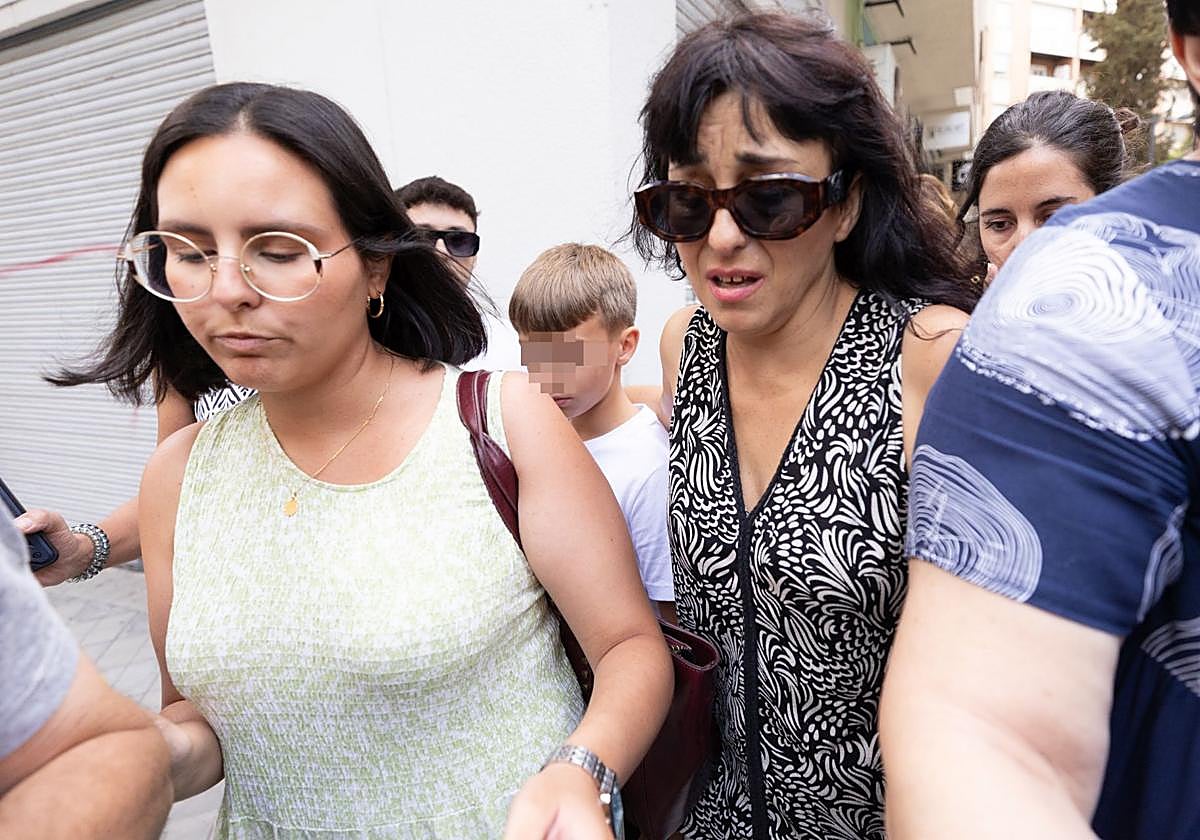 Juana Rivas, durante la entrega del menor ayer en el punto de encuentro familiar.