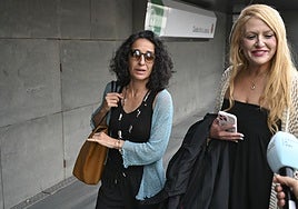 Patricia Ramírez y su abogada entrando, esta mañana, al juzgado.