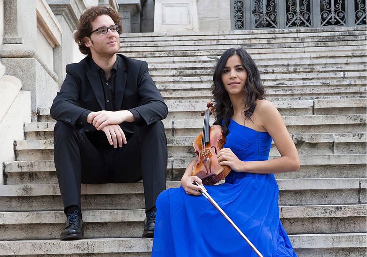 La violinista Ana María Valderrama y el pianista Luis del Valle en una fotografía previa a un concierto.