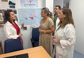 Elena González en la visita a las instalaciones de la consulta.