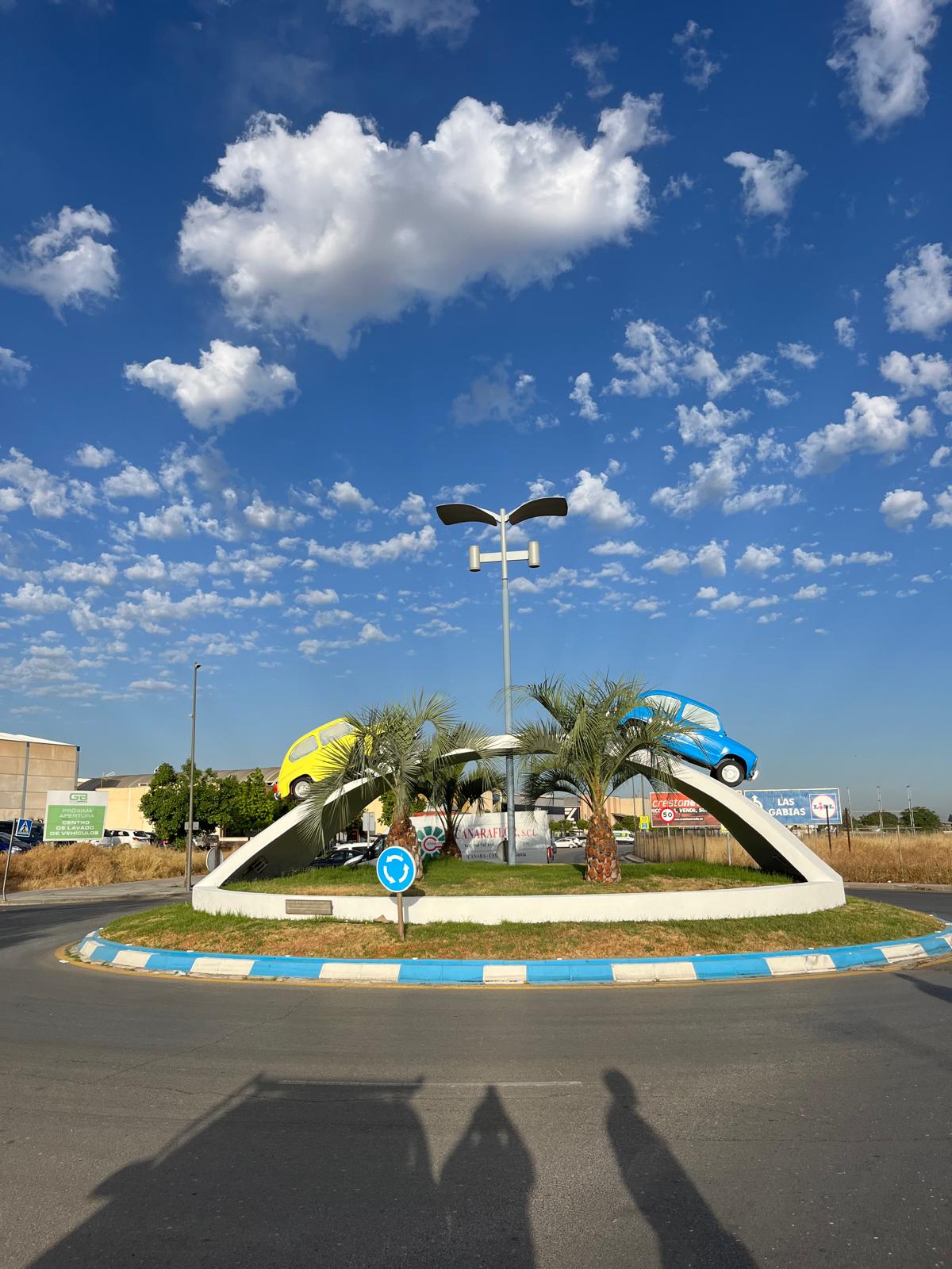 La rotonda de Churriana estrena sus nuevos Seat: así ha sido el proceso de pintado