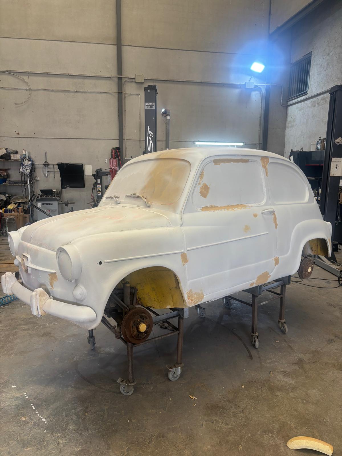 La rotonda de Churriana estrena sus nuevos Seat: así ha sido el proceso de pintado