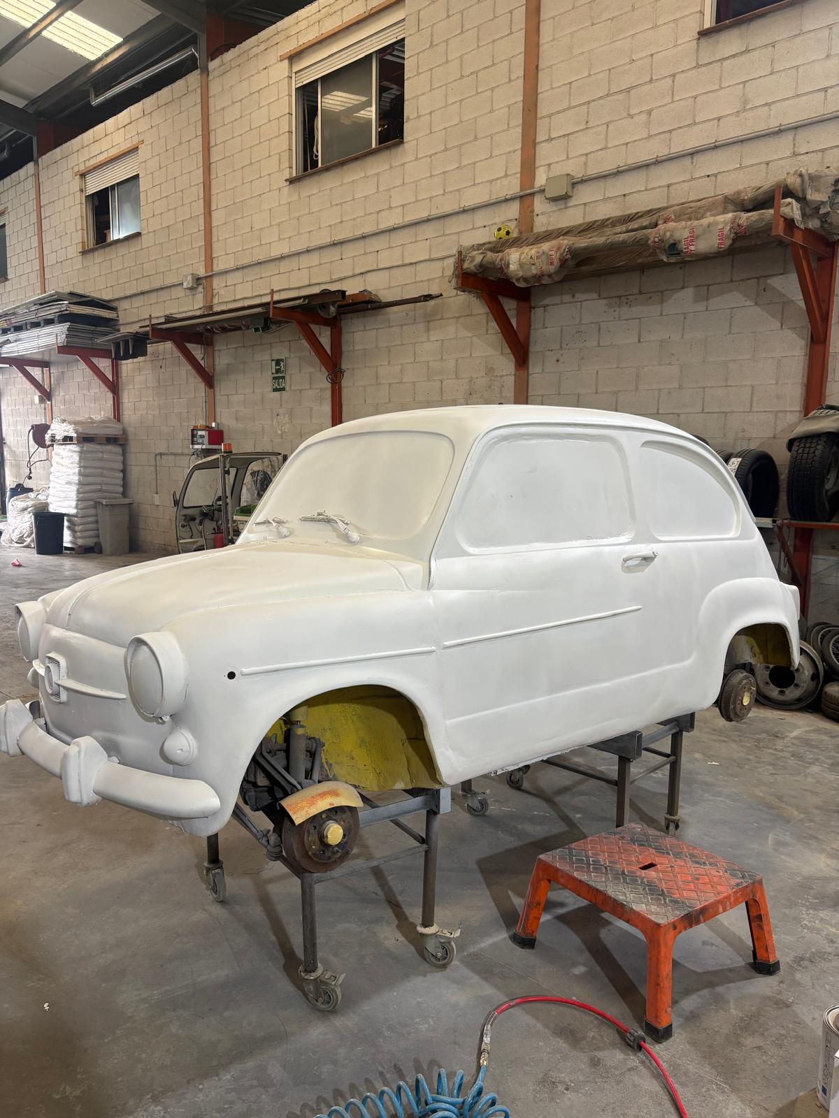 La rotonda de Churriana estrena sus nuevos Seat: así ha sido el proceso de pintado