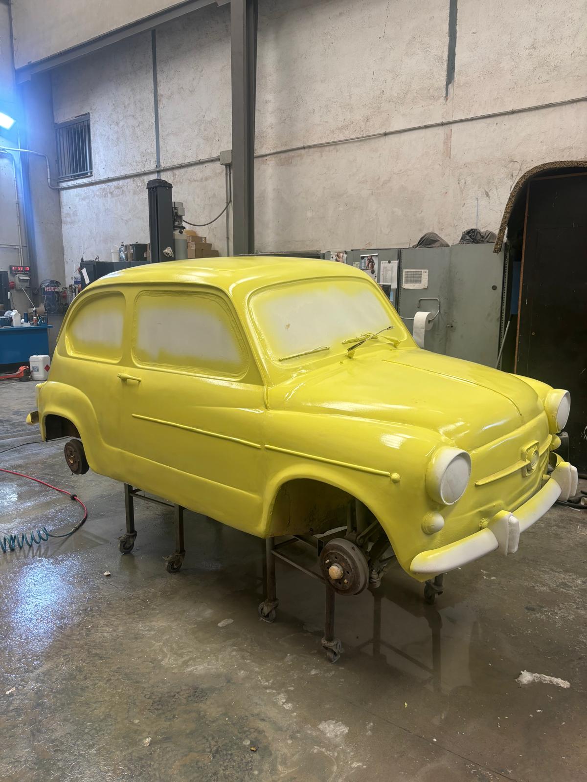 La rotonda de Churriana estrena sus nuevos Seat: así ha sido el proceso de pintado