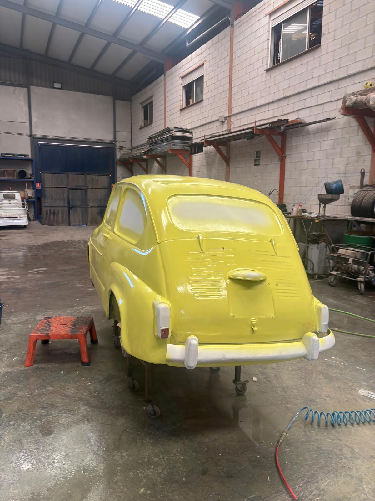 La rotonda de Churriana estrena sus nuevos Seat: así ha sido el proceso de pintado